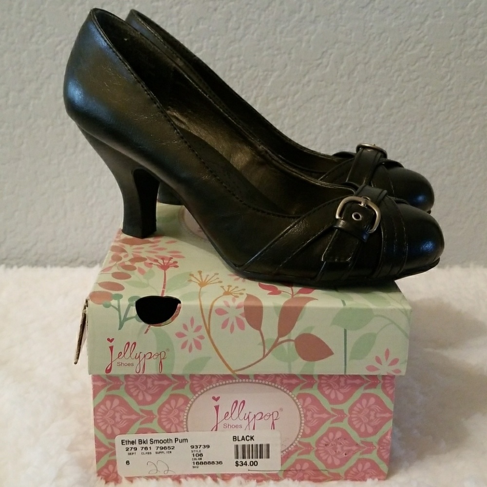 Black pumps